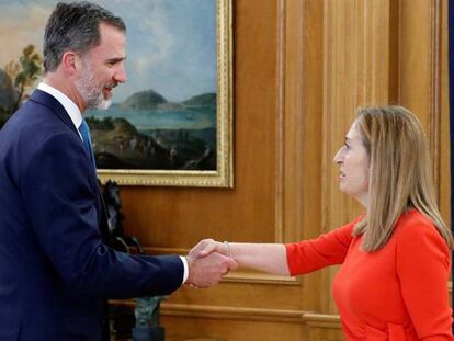 El rey Felipe VI y la presidenta del Congreso, Ana Pastor.