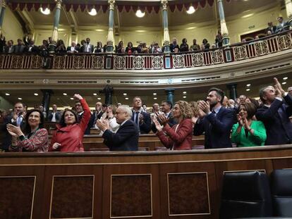 Pedro Sánchez, nuevo presidente del Gobierno, este viernes junto a diputados socialistas en el Congreso.