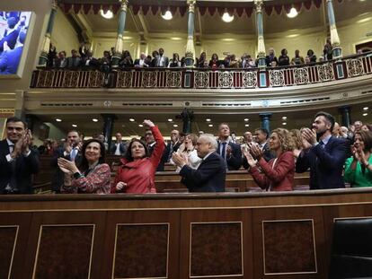 Pedro Sánchez, nuevo presidente del Gobierno, este viernes junto a diputados socialistas en el Congreso.