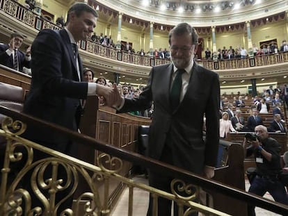 Mariano Rajoy saluda a Pedro Sánchez tras ser elegido presidente del Gobierno.