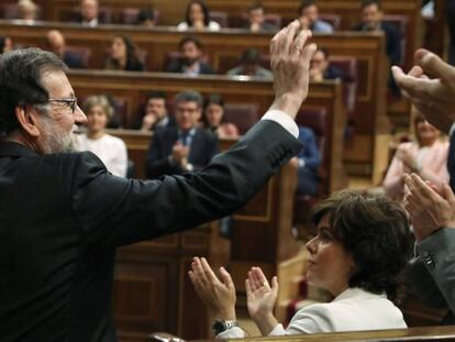 El presidente del gobierno Mariano Rajoy, saluda tras intervenir en el debate de la moción, este viernes.