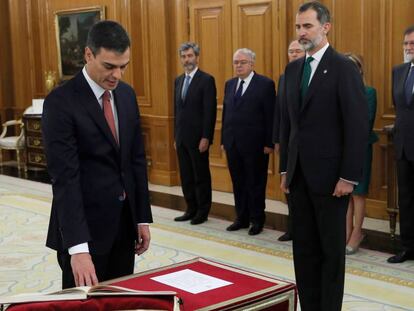 Pedro Sánchez, jura su cargo de presidente del Gobierno ante el Rey.