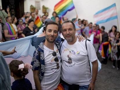 FOTO: Rafael Gil y Joaquín Gómez (drcha.), de la Asociación Delta LGBTIC, este sábado en Arcos de la Frontera. | VÍDEO: 'Fin de semana de homenaje y reivindicación LGTBI en Torremolinos'.
