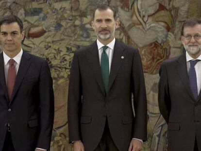 De izquierda a derecha, Pedro Sánchez, Felipe VI y Mariano Rajoy.