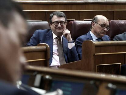 FOTO: Aitor Esteban (PNV), al fondo, y Pedro Sánchez, en primer plano. | VÍDEO: 'La salida del PP'.