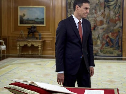 El líder del PSOE, Pedro Sánchez, tras prometer ante el Rey el cargo de presidente del Gobierno en el Palacio de la Zarzuela.