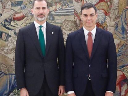Pedro Sánchez posa con el Rey tras prometer su cargo como presidente del Gobierno.