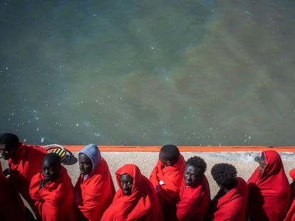 Migrantes subsaharianos rescatados en el estrecho de Gibraltar llegan al puerto de Barbate.