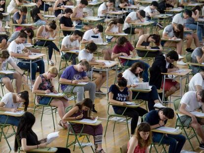Estudiantes del IES Josep Miquel i Guarda, en el municipio de Alaior de Menorca, se examinan en 2017.