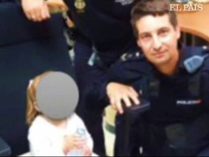 Un policía, con la niña localizada en Palencia tras pasar más de una hora y media encerrada en un coche.