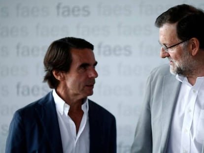 José María Aznar y Mariano Rajoy, en julio de 2015 en el campus de FAES.