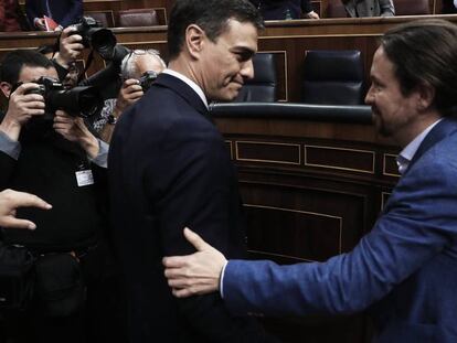 FOTO: Pedro Sánchez y Pablo Iglesias se saludan tras el éxito de la moción de censura contra Rajoy. / VÍDEO: Declaraciones de Irene Montero, este jueves, sobre el nuevo gabinete del Gobierno.