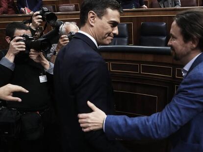 FOTO: Pedro Sánchez y Pablo Iglesias se saludan tras el éxito de la moción de censura contra Rajoy. / VÍDEO: Declaraciones de Irene Montero, este jueves, sobre el nuevo gabinete del Gobierno.