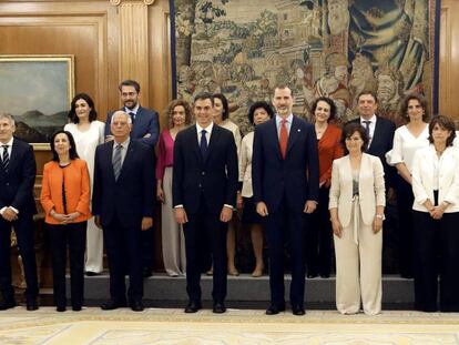Los nuevos ministros acompañados del rey Felipe Felipe VI.