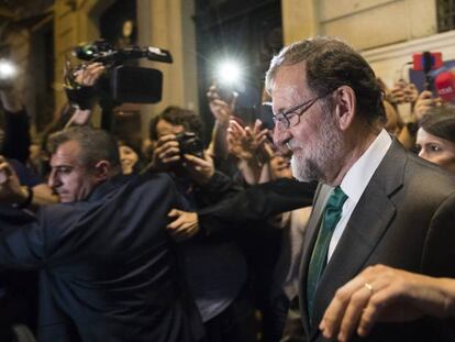 FOTO: Mariano Rajoy sale de un restaurante el jueves 31 de mayo, tras la primera jornada de debate de la moción de censura. / VÍDEO: Comparencia de Rajoy el pasado martes para anunciar su dimisión.