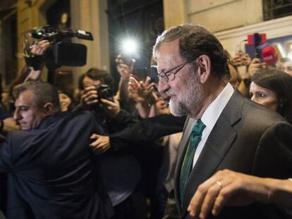 FOTO: Mariano Rajoy sale de un restaurante el jueves 31 de mayo, tras la primera jornada de debate de la moción de censura. / VÍDEO: Comparencia de Rajoy el pasado martes para anunciar su dimisión.