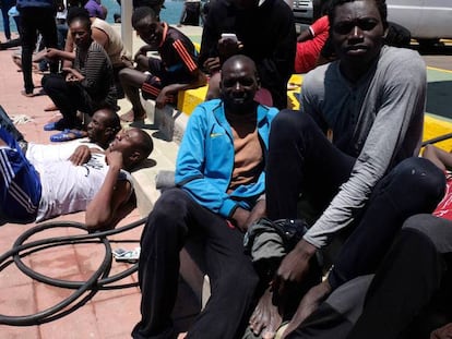 FOTO: Inmigrantes rescatados en el Mar de Alborán descansan este domingo en el puerto de Melilla. / VÍDEO: Así ha sido el rescate de la embarcación en aguas del Mar de Alborán.