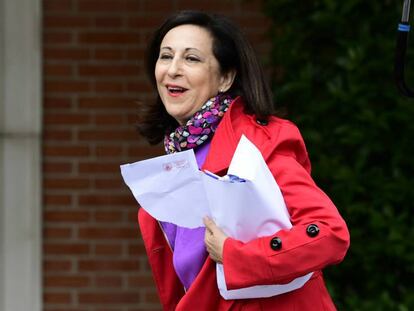 Margarita Robles, a su llegada al primer Consejo de Ministros de Pedro Sánchez, el pasado viernes. En vídeo, declaraciones de la Ministra de Administración Territorial, Meritxell Batet.