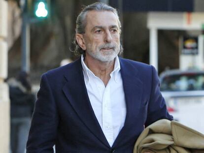 Francisco Correa, a su llegada al Tribunal Superior de Justicia valenciano en febrero de 2017. En vídeo, la última resolución de la trama Gürtel.