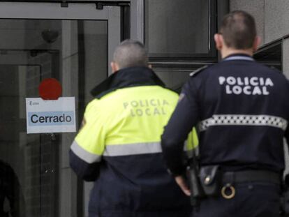 Los tres policías sentados en el banquillo de los acusados. Vídeo: ATLAS