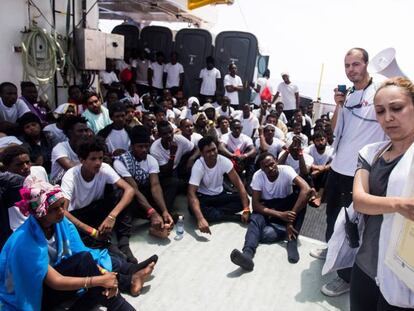 Miembros de ONG explican la situación a los inmigrantes a bordo del 'Aquarius'.