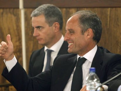 Ricardo Costa, en segundo plano, junto a Francisco Camps, durante el juicio de los trajes. En vídeo, condenas de los implicados en el caso Gürtel.