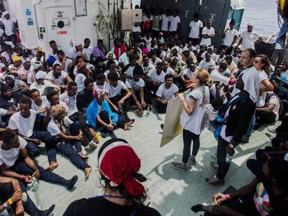 El barco Aquarius este miércoles, con 692 migrantes a bordo. En vídeo, declaraciones del portavoz del Gobierno francés.