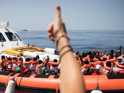 Traslado de los migrantes a los otros dos buques que viajarán con el 'Aquarius' hasta España.