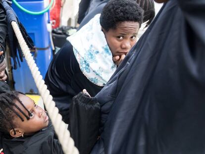 FOTO: Algunos de los 123 niños que viajan a bordo del 'Aquarius'. / VÍDEO: Declaraciones de Grande-Marlaska, sobre las concertinas, en Onda Cero.