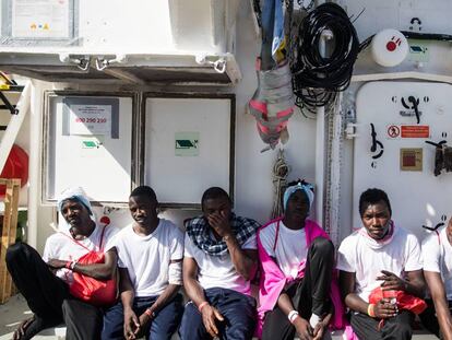 Migrantes a bordo del 'Aquarius' este lunes. En vídeo, imágenes del rescate publicadas por Médicos Sin Fronteras.