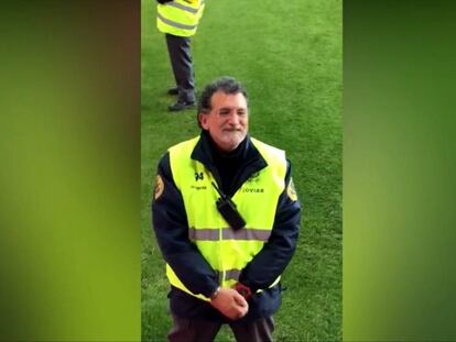 Imagen del empleado de seguridad ovacionado por la hinchada del Valladolid el pasado miércoles.