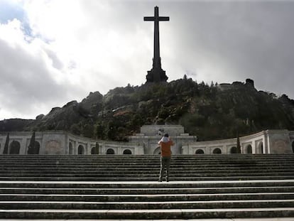 Una cruz de 130 metros de altura preside el Valle de los Caídos. En vídeo: Pedro Sánchez presenta el proyecto de reforma de la Ley de Memoria Histórica en diciembre de 2017.