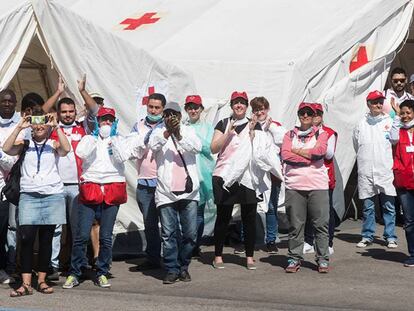 Personal de la Cruz Roja aplauden la llegada del 'Aquarius' a Valencia.