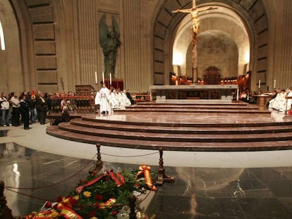 Misa en la basílica del Valle de los Caídos con motivo del 30º aniversario de la muerte de Franco.