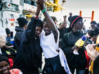 Llegada del barco 'Oriona' de la Marina italiana con los inmigrantes rescatados al puerto de Valencia, este domingo.