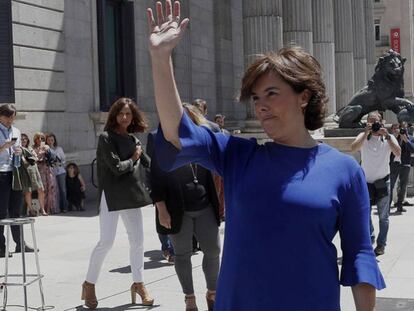 La exvicepresidenta del Gobierno Soraya Sáenz de Santamaría, momentos antes de su comparecencia en la Puerta de los Leones del Congreso.