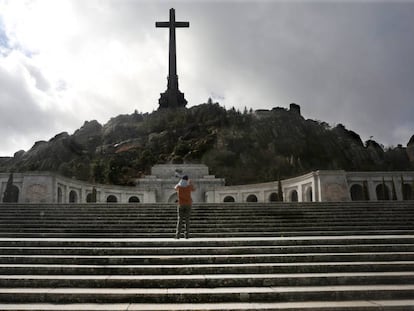 Un turista observa la gran cruz de 130 metros en el Valle de los Caídos. En vídeo, declaraciones de Emilio Silva, portavoz de la Asociación para la Recuperación de la Memoria Histórica.