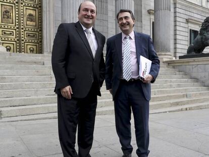 Andoni Ortuzar, presidente del PNV, y el diputado de su partido Aitor Esteban, a las puertas del Congreso. En vídeo, declaraciones de Esteban en el Congreso.