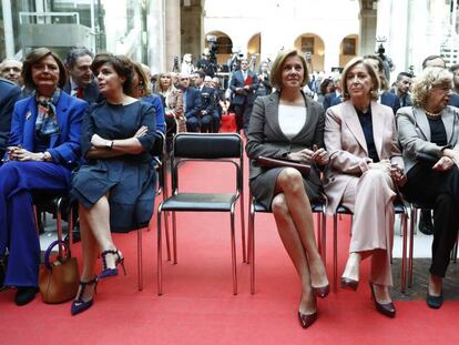 Soraya Sáenz de Santamaría y María Dolores de Cospedal, durante la celebración del día de la Comunidad de Madrid.