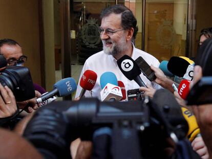 FOTO: Mariano Rajoy, a su llegada para incorporase a su plaza como registrador de la propiedad en Santa Pola. / VÍDEO: Explainer de EL PAÍS VÍDEO con los plazos y el proceso a seguir.