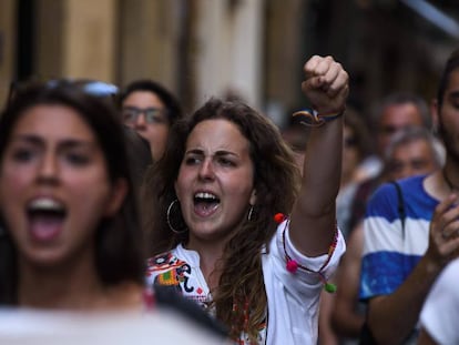 Cientos de personas se manifiestan en Pamplona en contra de la puesta en libertad provisional a La Manada.