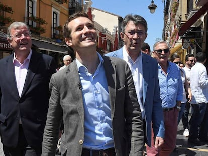 Pablo Casado junto al alcalde de León, Antonio Silván (i), y el presidente de la Diputación y del PP de León, Juan Martínez Majo.