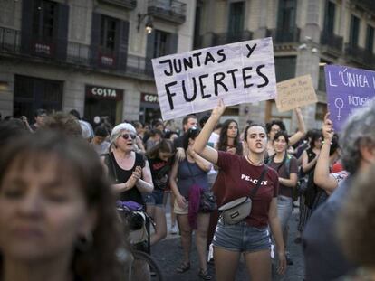 Una joven alza un cartel en la Plaza Sant Jaume en protesta por la puesta en libertad provisional de La Manada. Massimiliano Minocri