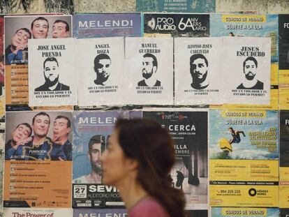 Carteles contra La Manada en el barrio de Triana de Sevilla. En vídeo: La vuelta de los miembros de 'La Manada' a su barrio de Sevilla (ATLAS)