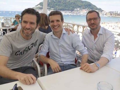 Pablo Casado flanqueado en San Sebastián por Borja Sémper y Javier Maroto. En vídeo: Casado anuncia que se presenta para que el partido no se rompa.