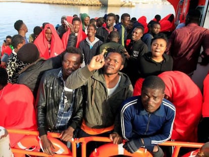 Migrantes rescatados en el Estrecho de Gibraltar el pasado domingo. Foto: EFE | Vídeo: ATLAS