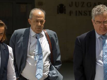 En el centro, Enrique Álvarez Conde, a su salida del Juzgado este lunes.