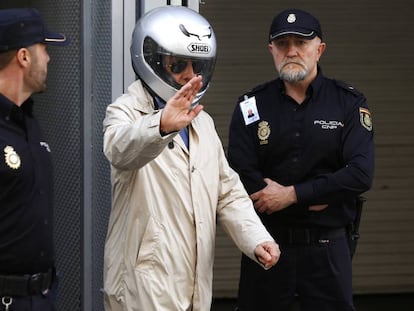 FOTO: Billy el Niño (en el centro), abandona la Audiencia Nacional con un casco de moto puesto en 2014. / VÍDEO: Declaraciones de Fernando Grande-Marlaska, este martes.