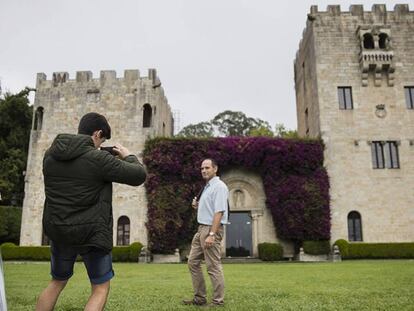 Turistas visitan el pazo de Meirás, en el municipio de Sada (A Coruña). En vídeo, así es el Pazo de Meirás.