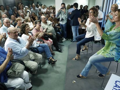 María Dolores de Cospedal y Dolors Montserrat, en un acto con afiliados.